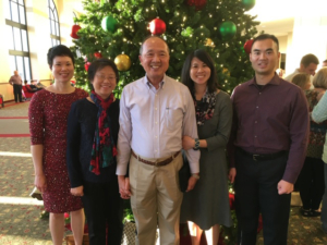 Familia Yi en Stonebriar Community Church durante una Navidad reciente