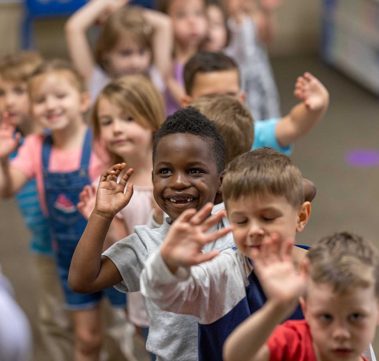 Estudiantes de Stonebriar Preschool Pals haciendo cola para música y capilla